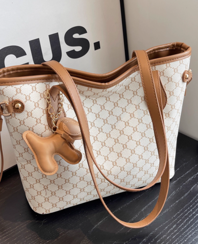 Trendy and fashionable large-capacity underarm bag
